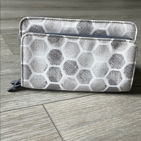 thirty-one Handbags - Thirty-One Silver Hexagon Pattern Wallet